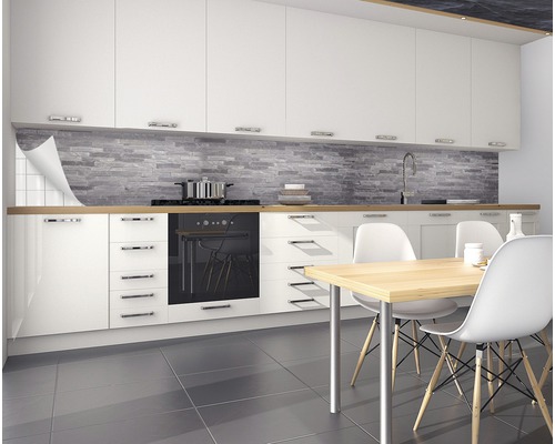 Moderná kuchyňa s bielymi skrinkami, drevenou pracovnou doskou a sivou kamennou stenou
