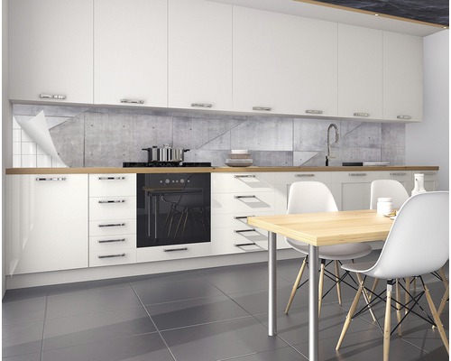 Moderná kuchyňa s bielymi skrinkami, drevenou pracovnou doskou a kuchynskou doskou so vzhľadom betónu