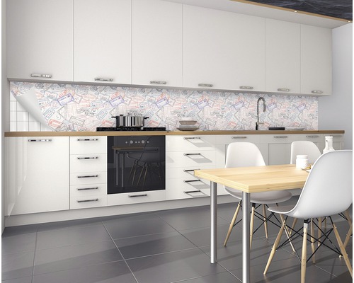 Kuchynská zástena s motívom pečiatok z pasu v modernej kuchyni