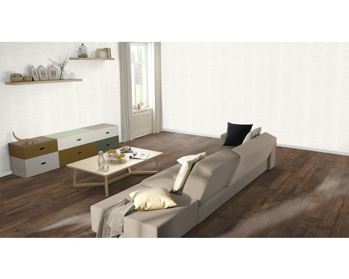 Obývacia izba s pohovkou, stolom, komodou a policami