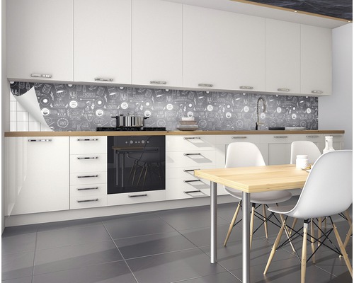 Biela kuchyňa s ochranou proti striekajúcej vode s dizajnom tabule a jedálenský stôl so stoličkami
