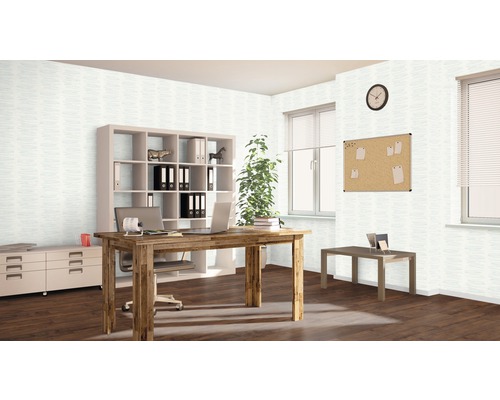 Kancelársky priestor so stolom, regálom a korkovou nástenkou