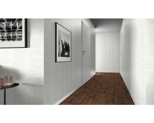 Chodba so vzorovanou tapetou, obrázkami a drevenou podlahou