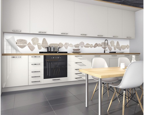 Kuchynská zástena s kamenným motívom v modernej kuchyni.