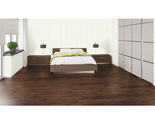 Moderná spálňa s tmavou laminátovou podlahou, posteľou, nočnými stolíkmi a šatníkovou skriňou