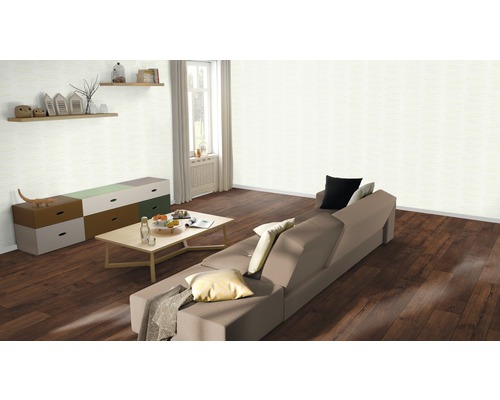 Obývacia izba s pohovkou, stolom, komodou a nástennými policami vo svetlej miestnosti.