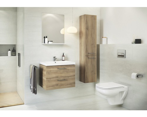 Svetlá kúpeľňa s umývadlovou skrinkou, zrkadlovou skrinkou, vysokou skrinkou a závesným WC