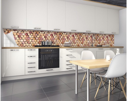 Kuchynská scéna s fóliou na zadnú stenu kuchyne vo vzhľade korku za sporákom a drezom