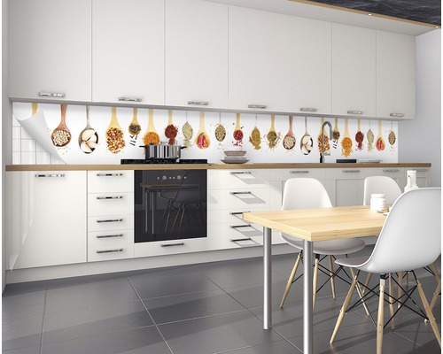 Kuchynská zástena s motívom korenia v modernej kuchyni