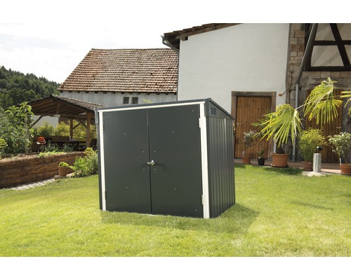 Kovová záhradná skriňa s dvojkrídlovými dverami v záhrade