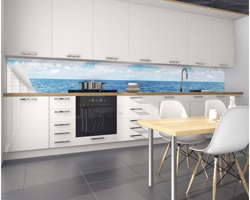 Kuchynská zástena s výhľadom na more v modernej kuchyni