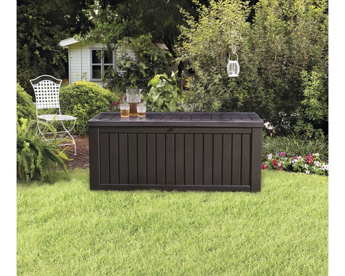 Záhradná scéna s hnedým úložným boxom na trávniku