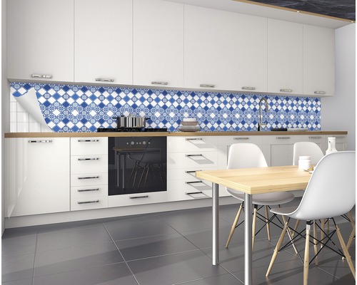Kuchyňa s bielymi skrinkami a modro-bielym obkladom