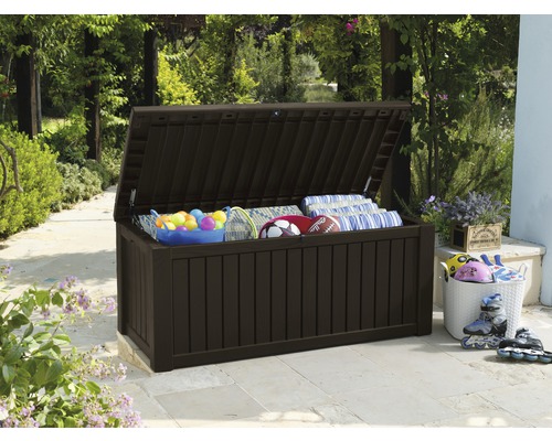 Otvorený plastový úložný box na vonkajšie použitie s hračkami a vankúšmi