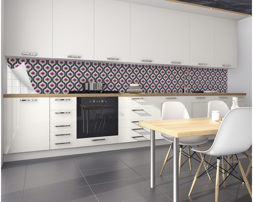 Kuchyňa s retro obkladom, jedálenským stolom a stoličkami