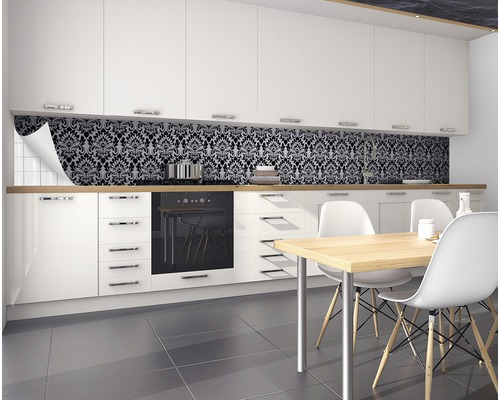 Moderná kuchyňa s fóliou na ochranu proti striekajúcej vode v damaškovom dizajne