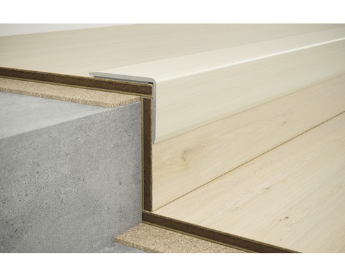 Detailný záber schodiska s laminátom a schodiskovým hranovým profilom