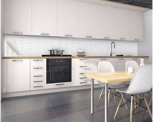 Moderná kuchyňa s bielymi skrinkami, drezom, varnou doskou, jedálenským stolom a štruktúrovaným obkladom stien.