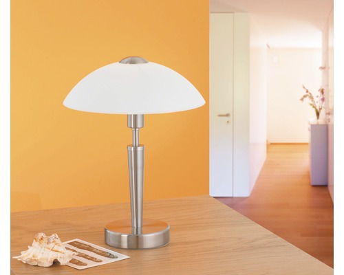 Stolná lampa s tienidlom na stole