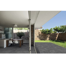 Pohľad cez otvorené posuvné dvere na terasu, záhradu a obývaciu izbu