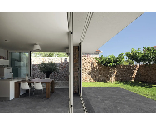 Pohľad cez otvorené posuvné dvere na terasu, záhradu a obývaciu izbu