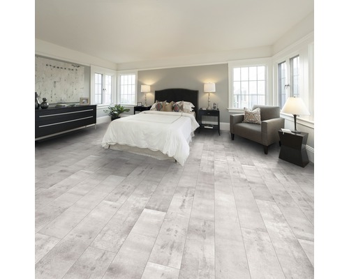 Spálňa so svetlou podlahou s dreveným vzhľadom, posteľou a komodou