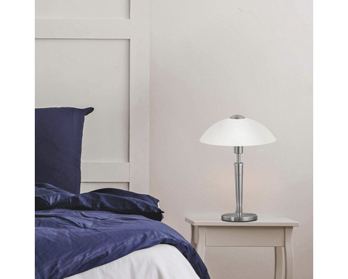 Nočná lampa na nočnom stolíku vedľa postele