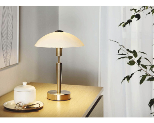 Stolná lampa s tienidlom na nočnom stolíku