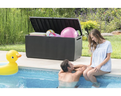 Otvorený plastový záhradný box pri bazéne plný plaveckých potrieb