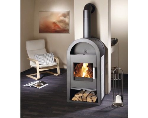 Krbové kachle s drevom, krbové náradie a kreslo v obývacej izbe