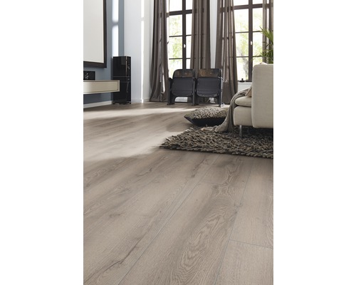 Svetlá obývacia izba s laminátovou podlahou vo vzhľade dreva, kreslami, kobercom a závesmi