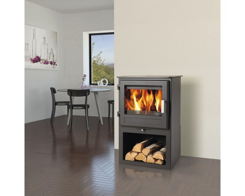 Krbové kachle s polenami v obývacej izbe.