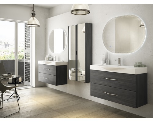 Kúpeľňa s umývadlovými skrinkami, zrkadlovými skrinkami a okrúhlymi zrkadlami.