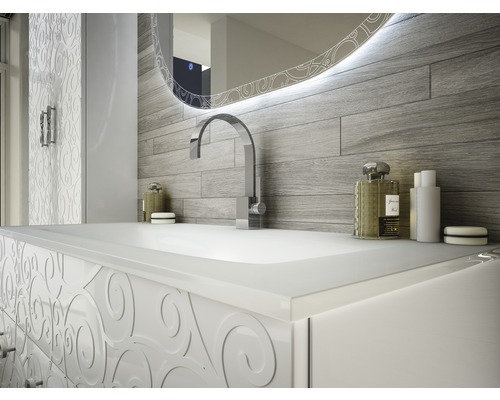 Kúpeľňa s umývadlom, vodovodnou batériou, zrkadlom a drevenými panelmi