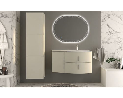 Kúpeľňová scéna s umývadlovou skrinkou, zrkadlovou skrinkou a vysokou skrinkou pre organizované a svetlé prostredie