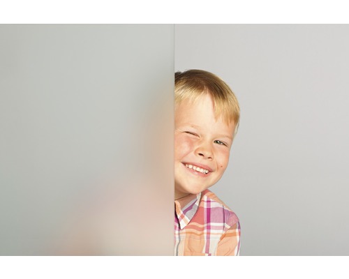 Fólia z mliečneho skla s chlapcom vykúkajúcim spoza