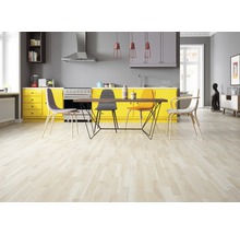 Svetlá drevená podlaha v modernej kuchyni s jedálenským stolom a stoličkami