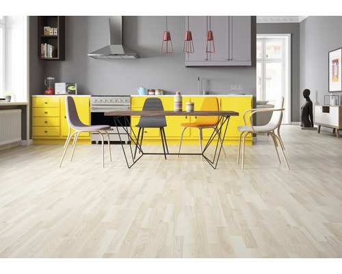 Svetlá drevená podlaha v modernej kuchyni s jedálenským stolom a stoličkami