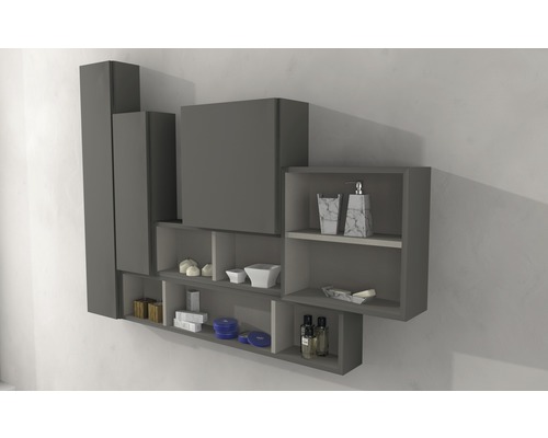 Sivá kúpeľňová polica s otvorenými priehradkami a rôznymi kúpeľňovými doplnkami.