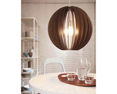 Drevená závesná lampa nad jedálenským stolom