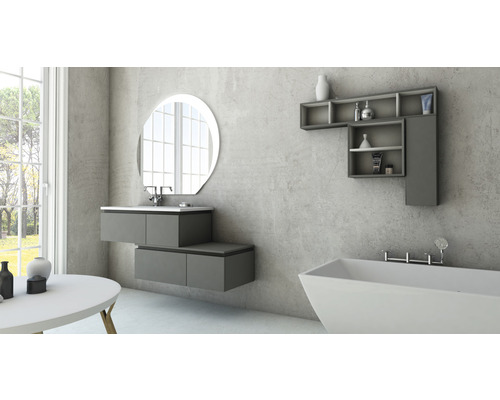 Moderná kúpeľňa s umývadlovou skrinkou, zrkadlom, úložnou policou a vaňou