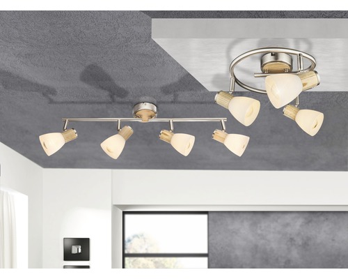 Stropné svietidlá s viacerými bodovými svetlami z kovu a skla sú namontované na strope.