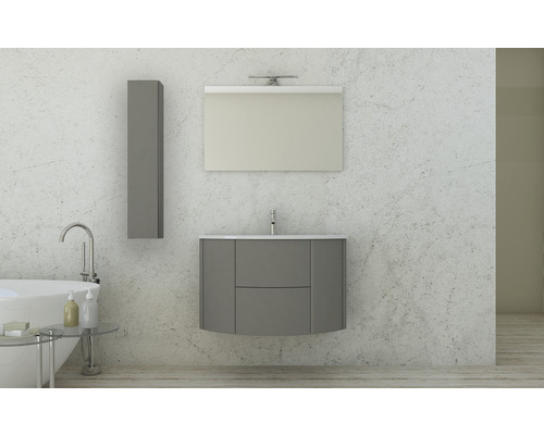 Moderná kúpeľňa s umývadlovou skrinkou, zrkadlovou skrinkou a vysokou skrinkou