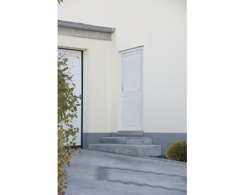 Vonkajší pohľad na dom s bočnými vchodovými dverami a kamenným schodiskom