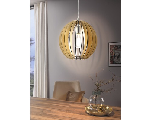 Drevené závesné svietidlo v obývacej izbe