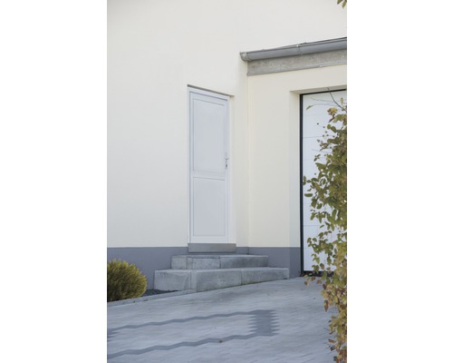 Vonkajší pohľad na dom so vstupnými dverami, garážou a dláždenou príjazdovou cestou.