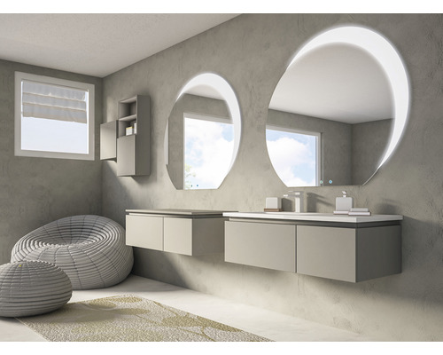 Moderná kúpeľňa s dvomi umývadlami, okrúhlymi zrkadlami s osvetlením, stoličkou, kobercom a oknom.