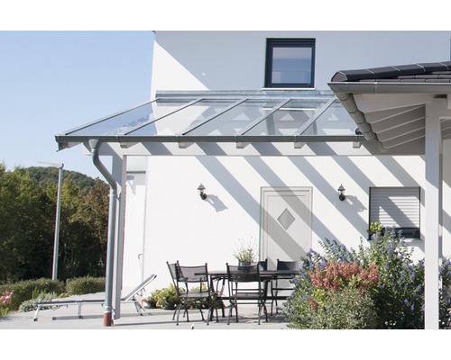 Terasa so skleneným zastrešením a záhradným nábytkom za slnečného dňa