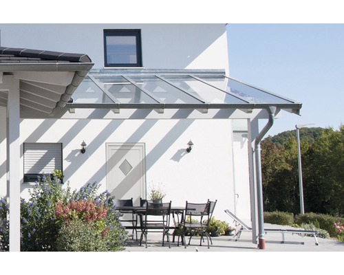 Terasa so skleneným zastrešením a záhradným nábytkom pri dome