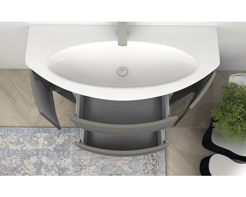 Pohľad zhora na kúpeľňu s umývadlovou skrinkou so zásuvkami a otvorenými dvierkami